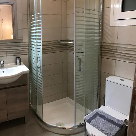 Strelitzia Apartment *