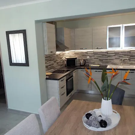Strelitzia Apartment *