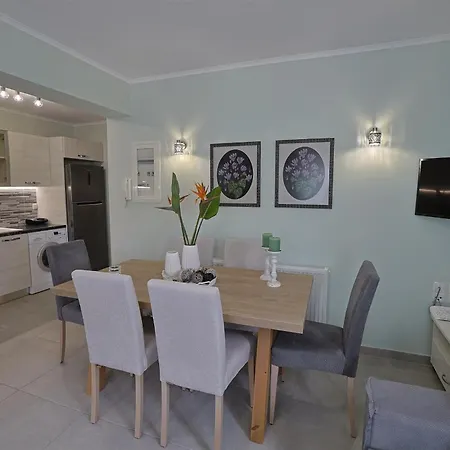 Strelitzia Apartment *