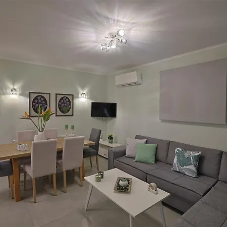 Strelitzia Apartment