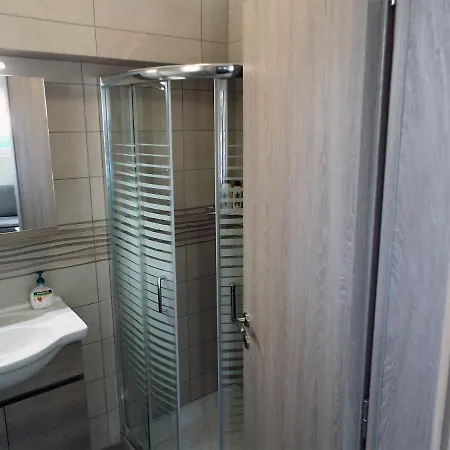 Strelitzia アパート